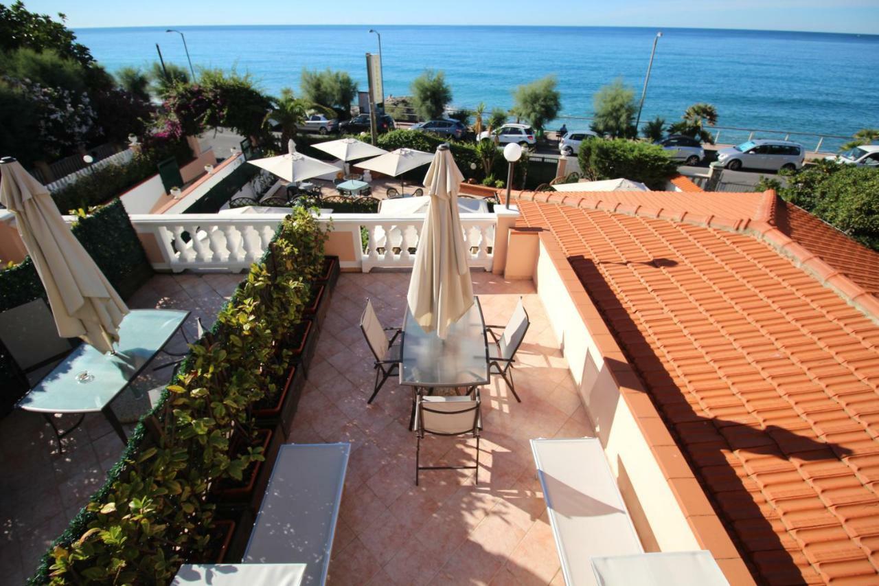 Aparthotel Del Prado Riva Ligure Zewnętrze zdjęcie